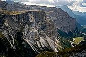 Trekking nel Parco Naturale Puez-Odle. La lunga discesa dal Rifugio Puez a Selva in Valgardena lungo la Vallelunga.